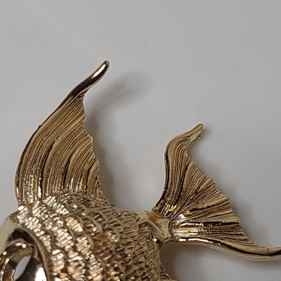 Vintage Gold Tone Angelfish Brooch - Picture 7 of 13